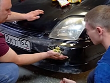 Видео: умельцы из Новосибирска зашпаклевали вмятину на бампере «быстрорастворимой» лапшой