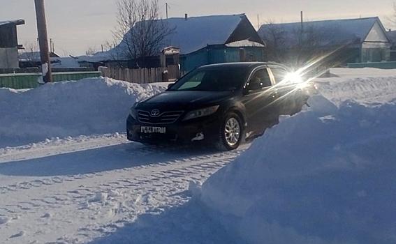 «Нежные сельчане пошли»: уборка снега вызвала скандал в Баганском районе