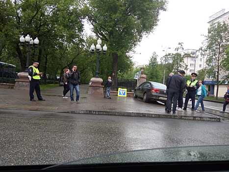 Два авто влетели друг в друга на Ленина — Бажова: одно снесло дорожный знак и врезалось в забор