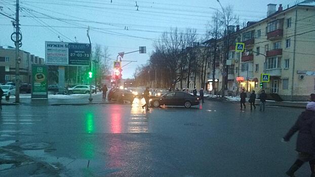 «Шкода» и «Фольксваген» не поделили дорогу в Вологде, есть пострадавшие