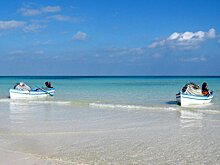 В Тунисе запретили залезать в море из-за COVID