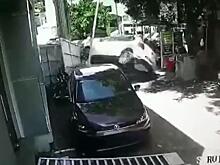 Индиец на радостях опрокинул только что купленный автомобиль