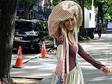 Сару Джессику Паркер высмеяли за «безумный пододеяльник» на голове