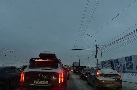 Снегопад парализовал дороги Новосибирска утром 7 ноября