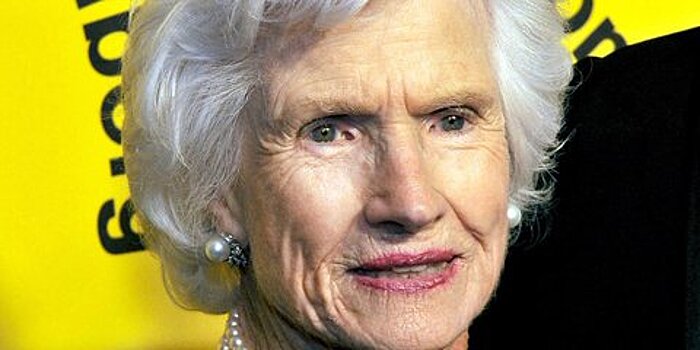 На похороны Маккейна придет его мать