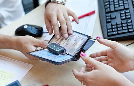 Кредит под залог ПТС: риски и достоинства быстрых денег