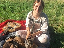 Уличная певица из Челябинска рассказала, как путешествует автостопом со своей кошкой