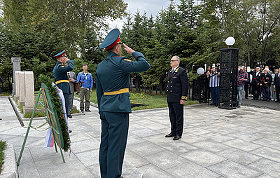 В Харбине возложили венки к мемориалу на захоронении советских воинов