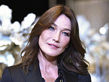 Карла Бруни в откровенном комбинезоне выступила в Сан-Ремо