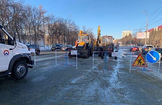 В Пензе на пр. Победы устраняют утечку на водопроводе