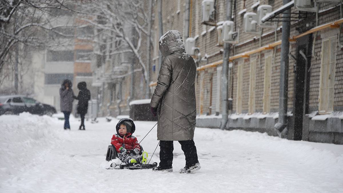 Погода 17 апреля 2023. Улица Москва небольшой снег. Аномальный снегопад в Москве. Зима 2015 в Москве фото. Высота снега в Подмосковье сейчас.