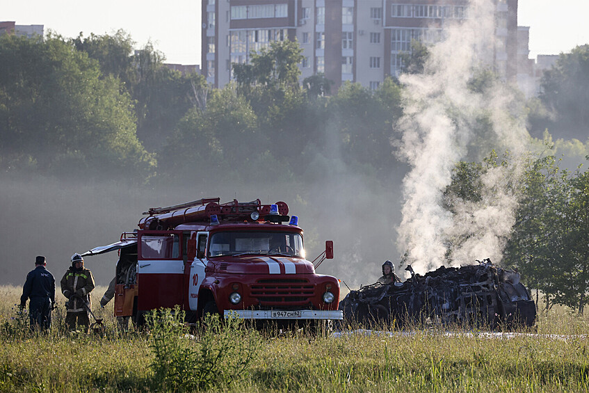 На месте падения военно-транспортного самолета Ил-76 в Рязанской области, 24 июня 2022 года