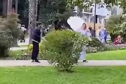 Двое в костюмах ангелов избили прохожего в Сочи