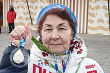 83-летняя пенсионерка из России стала чемпионкой мира по зимнему плаванию – видео