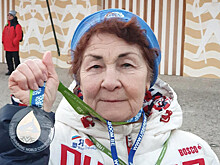 83-летняя пенсионерка из России стала чемпионкой мира по зимнему плаванию – видео