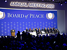 В Давосе заметили странное сходство золотого логотипа “совета мира” Трампа