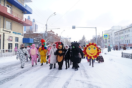 В центре Новосибирска состоялось новогоднее костюмированное шествие