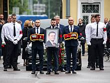 Романа Старовойта хоронят в Петербурге. Девушка экс-министра транспорта, чиновники и не только: кто приехал на церемонию?