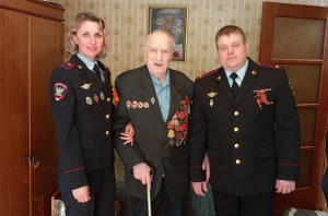 Во Владимире сотрудники транспортной полиции приехали в гости к ветерану Великой Отечественной войны