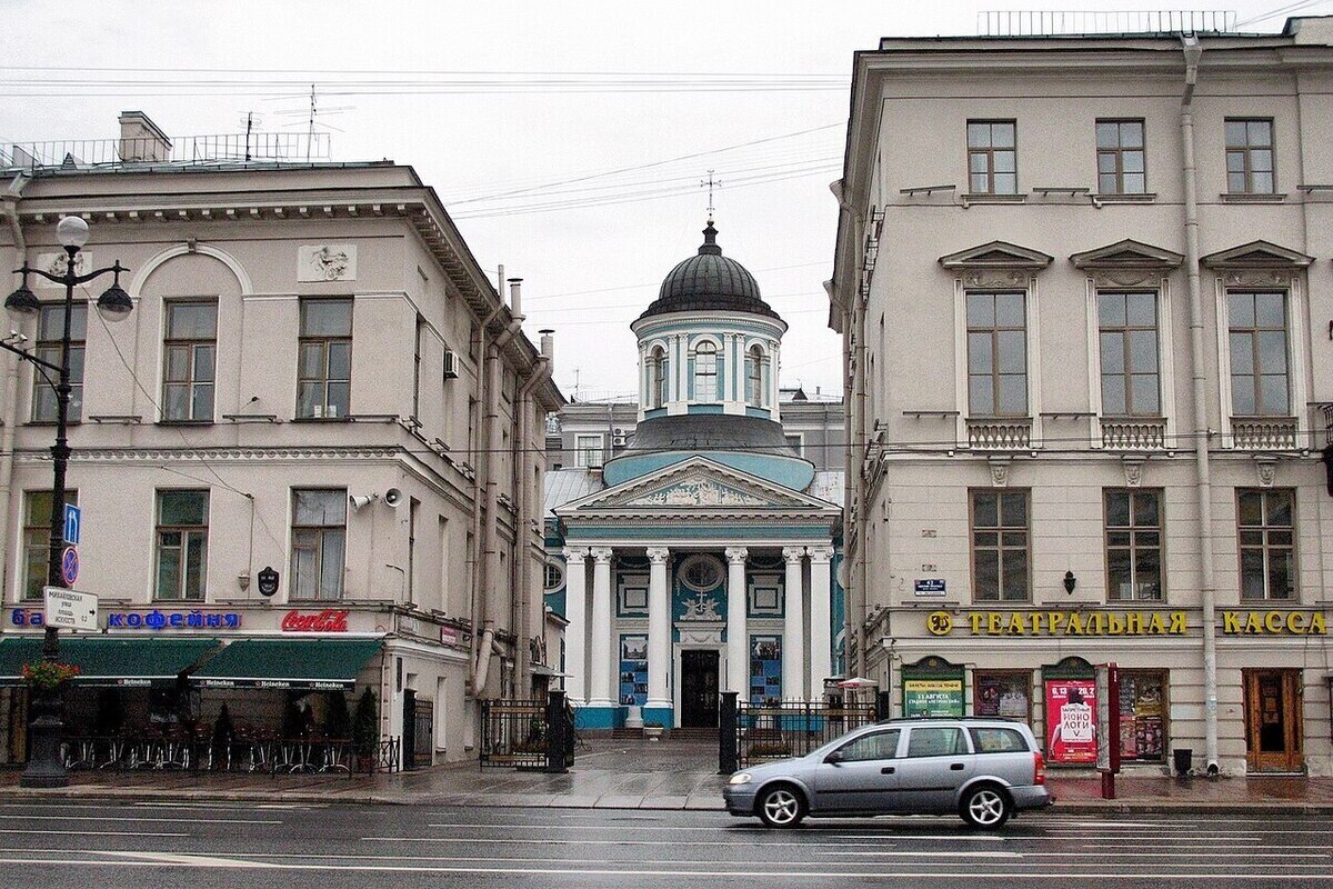 Власти Санкт-Петербурга решили очистить от летних кафе Невский проспект