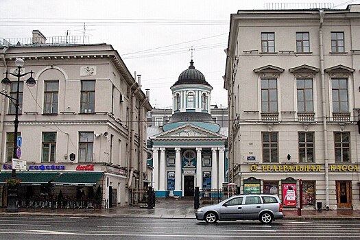 Власти Санкт-Петербурга решили очистить от летних кафе Невский проспект