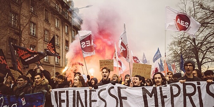 Митинги во Франции против пенсионной реформы переросли в столкновения с правоохранителями