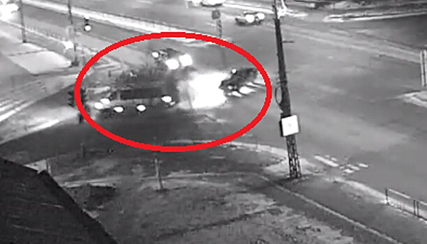 Два автомобиля столкнулись на улице Чапаева в Петрозаводске (видео)