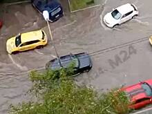 Машины в Москве начали рассекать воду