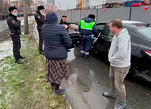 Странное поведение россиянки за рулем спровоцировало пробку на московской дороге