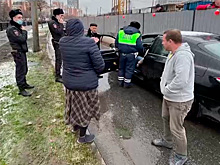 Странное поведение россиянки за рулем спровоцировало пробку на московской дороге