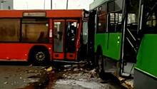 Красный автобус протаранил зеленый троллейбус в Казани