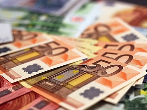 Российские банки решили подстраховаться, закупив рекордный объем евро