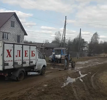 Застрявшую машину с хлебом в костромской деревне вытаскивали трактором