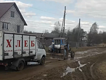 Застрявшую машину с хлебом в костромской деревне вытаскивали трактором