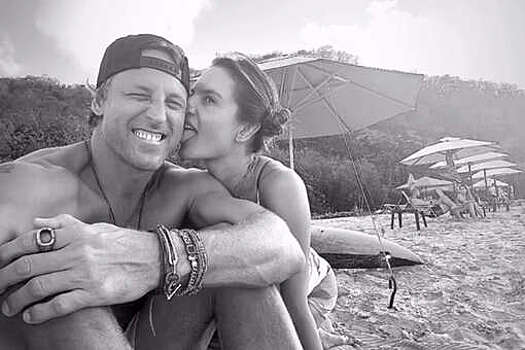 Модель Алессандра Амбросио снялась в бикини с бойфрендом Баком Палмером на пляже