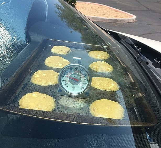В Скоттсдейле кто-то воспользовался жарой и испек печенье в машине.