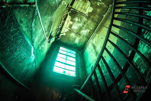 «Замкнуло проводку»: в Калуге после чистки крыши квартиру затопило талой водой