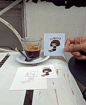Вдохновлённая кофе художница нарисовала напиток в виде мультяшек