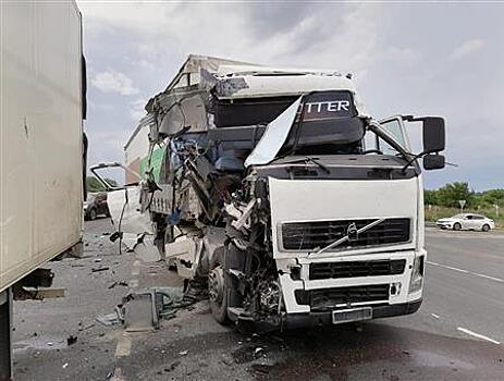 На трассе М-5 в Самарской области водитель фуры смял Lada Vesta