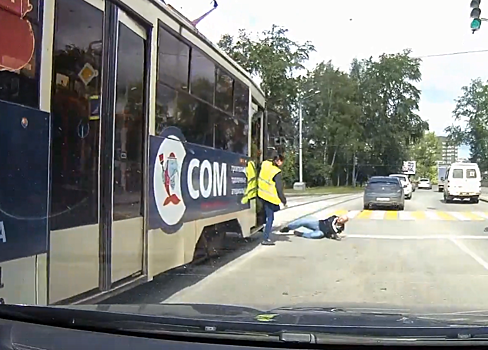 Пьяного мужчину выкинули из трамвая в Нижнем Тагиле. Видео