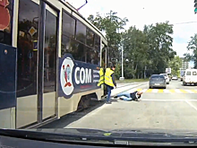 Пьяного мужчину выкинули из трамвая в Нижнем Тагиле. Видео