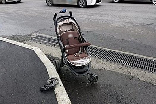 Автомобиль врезался в детскую коляску на пешеходном переходе во Владивостоке