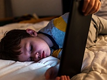 Как родительский стресс связан зависимостью детей от гаджетов