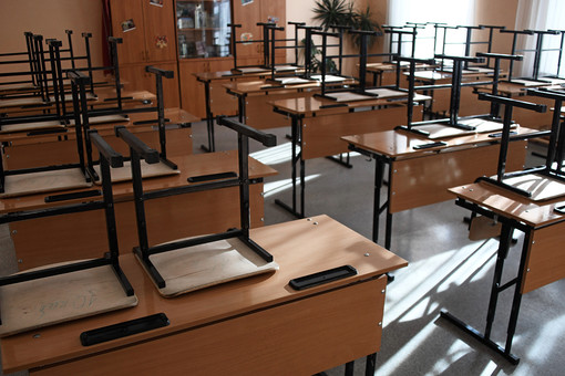«Фонтанка»: в Петербурге охранника школы обвинили в краже 21 ноутбука