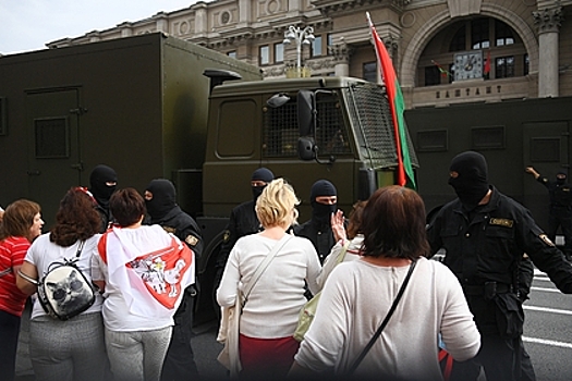 У здания КГБ в Минске протестующие отбили задержанных у силовиков
