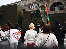 У здания КГБ в Минске протестующие отбили задержанных у силовиков