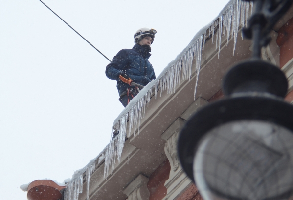 СК пригрозил управляющим компаниям Петербурга уголовными делами за сосульки