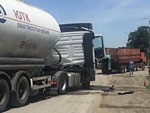 Под Невинномысском тягач-иномарка догнал КамАЗ и наехал на него