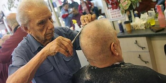 В Нью-Йорке умер самый старый в мире парикмахер