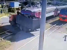 Момент тарана грузовика электричкой в Санкт-Петербурге попал на видео